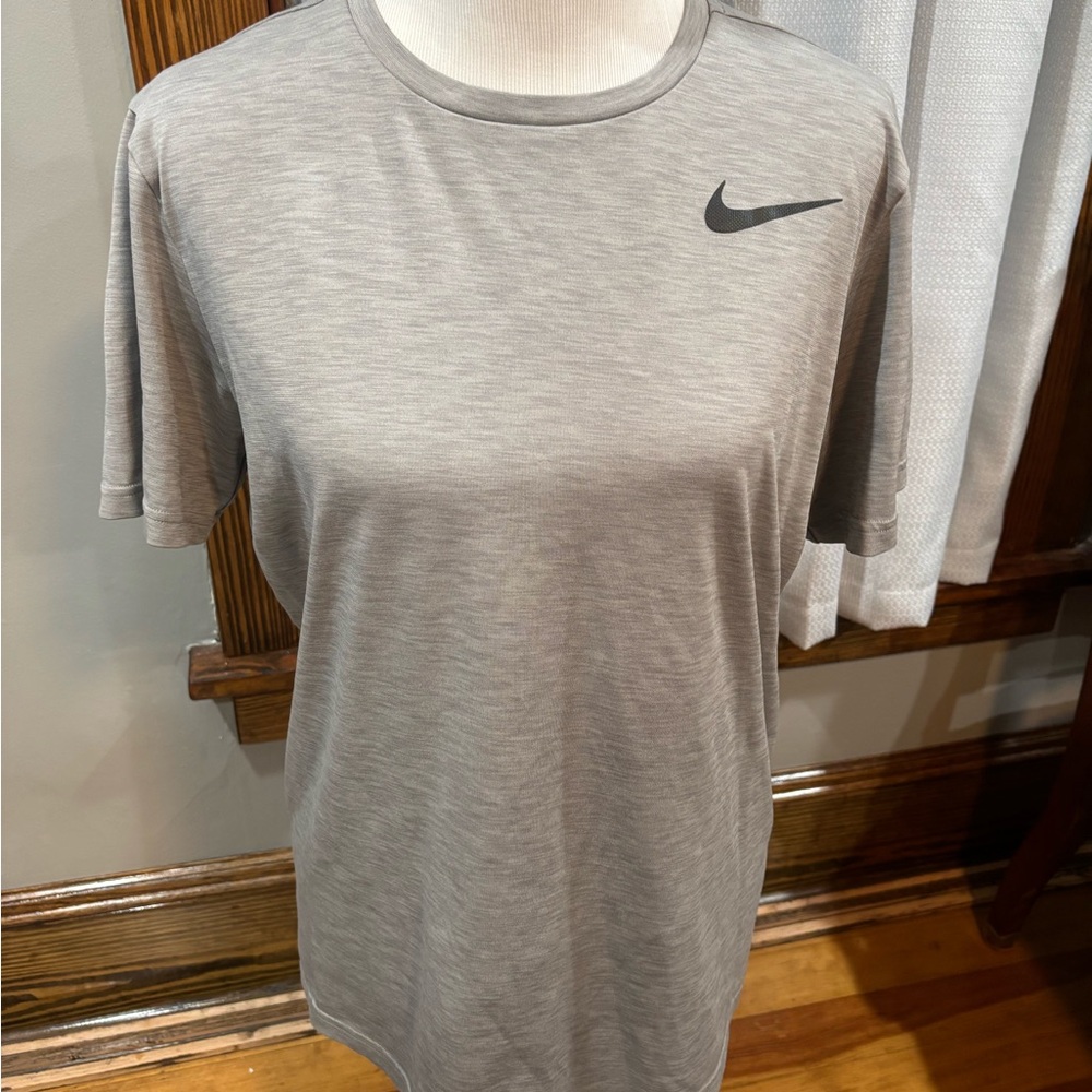 Nike Men's Light Gray Short Sleeve Tee